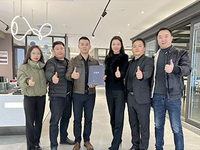 加盟伊盾門(mén)窗合影