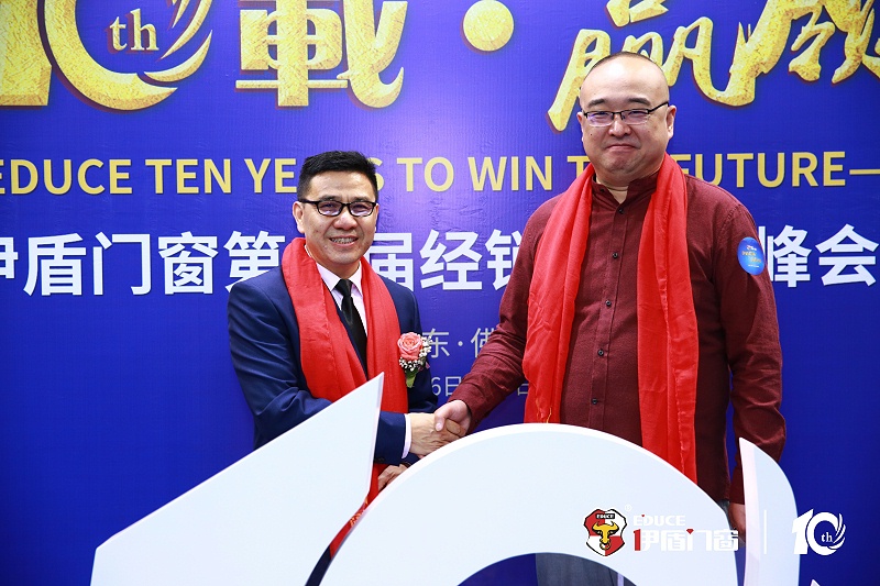 央視名嘴朱軼受邀參加伊盾門窗十周年慶典，妙語連珠引爆全場！