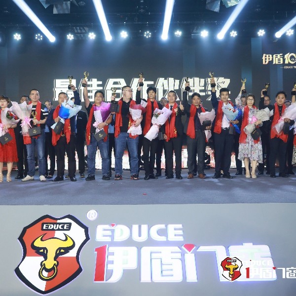 伊盾門窗十周年慶在佛山楓丹白鷺酒店舉行，央視名嘴朱軼前來(lái)助陣！